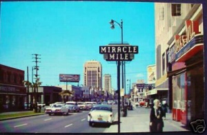 Miracle Mile (1960). Looking East on Wilshire from La Brea/Wilshire. Chrome postcard. Source: Unknown.